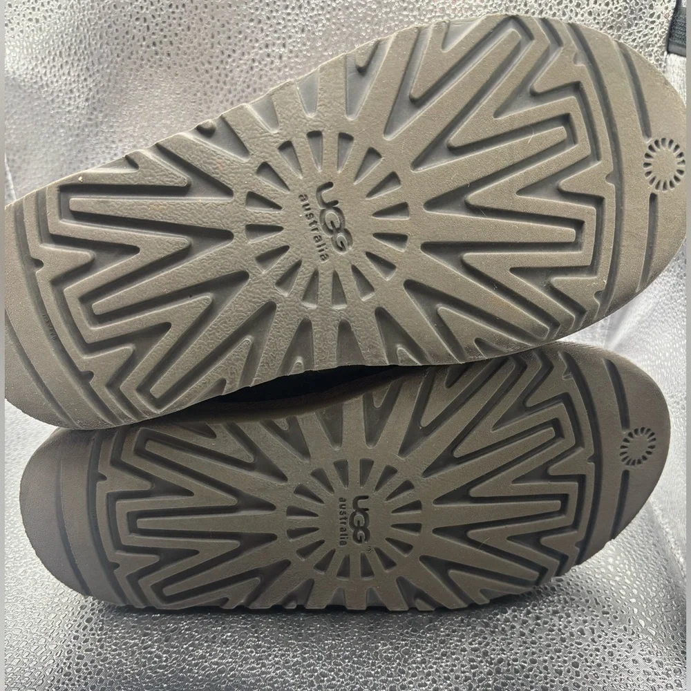 UGG Boots Grey Classic Short Suede Sheepskin Womens Size 6/ Youth Size 4